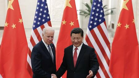 Biden y Xi Jinping saludo en 2013
