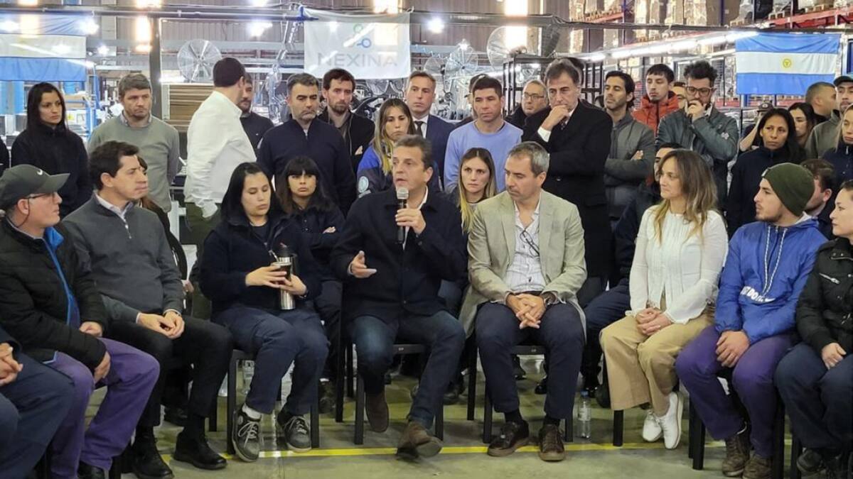 Sergio Massa, Wado de Pedro y Malena Galmarini visitaron una planta de Nexina. Foto: Prensa.