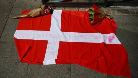 Bandera en la puerta del hospital donde esta itnernado Christian Eriksen, Reuters.