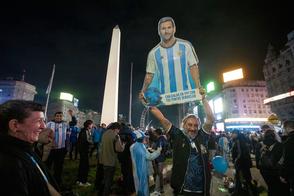Festejos en el Obelisco tras el triunfo de Argentina en el Mundial 2026.