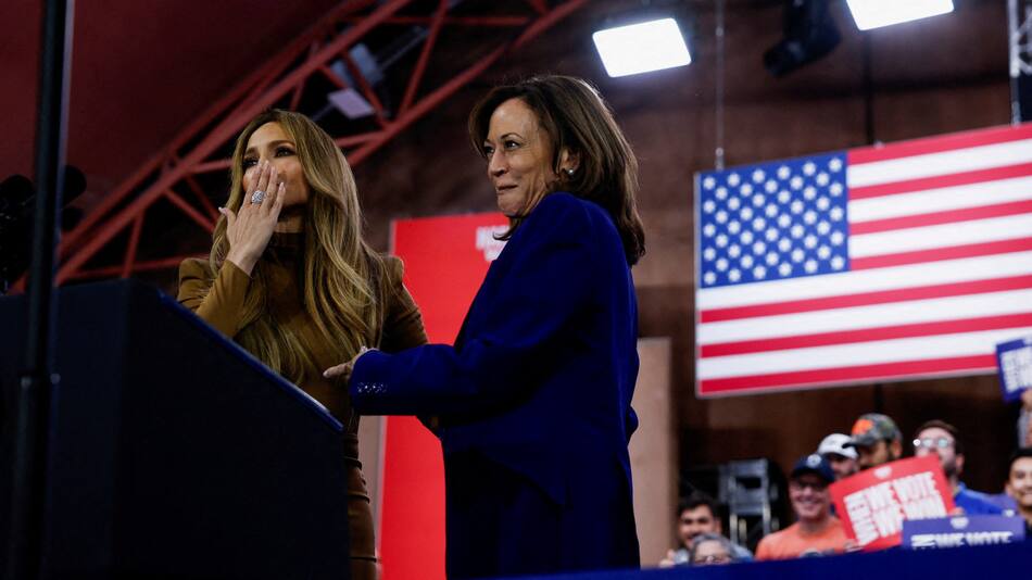 Jennifer Lopez y Kamala Harris. Foto: Reuters