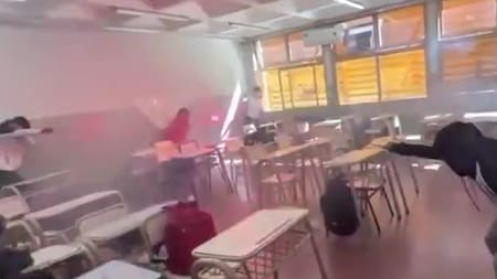 Tensión en un colegio de Catamarca: alumnos protagonizaron un “tiroteo” con bengalas adentro de un aula