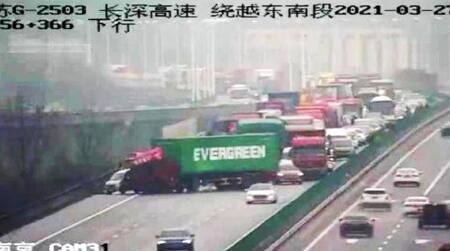 Bloqueo de camión de EverGreen, Fotos Twitter