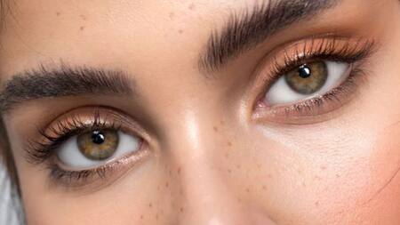 Las cejas tupidas son tendencia en 2025.