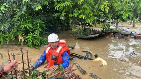 Rescatista trabajando en Ecuador. Foto: Twitter/@LassoGuillermo