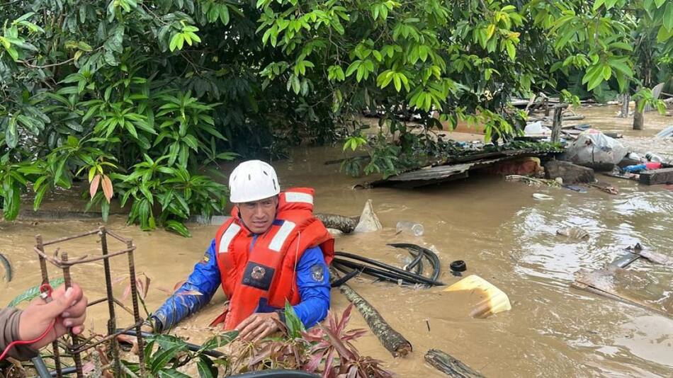 Rescatista trabajando en Ecuador. Foto: Twitter/@LassoGuillermo