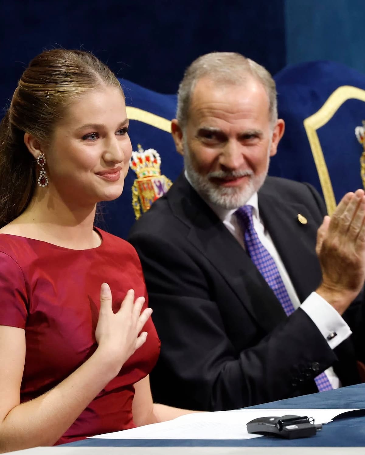 La princesa Leonor junto a su padre, el rey Felipe VI de España.