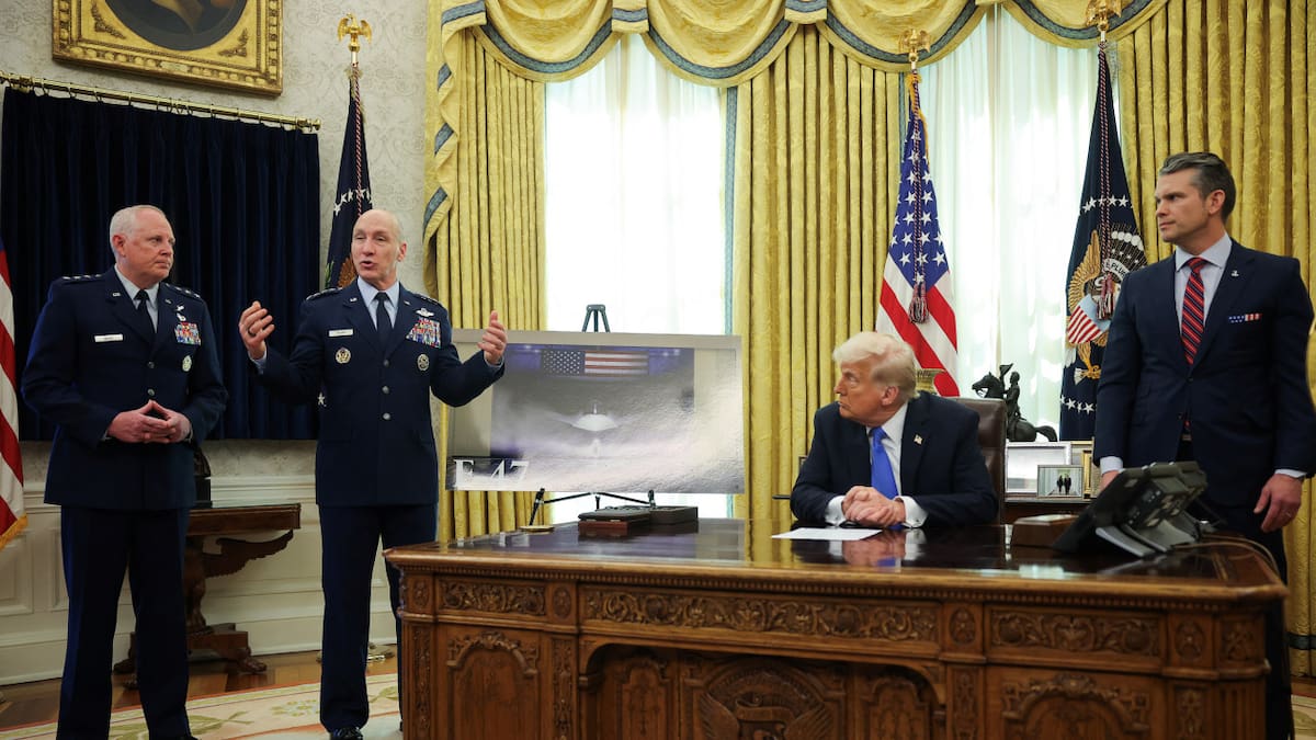 Donald Trump presentó el nuevo avión supersónico Boeing F-47. Foto: Reuters/Carlos Barria
