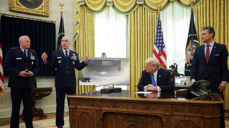 Donald Trump presentó el nuevo avión supersónico Boeing F-47. Foto: Reuters/Carlos Barria