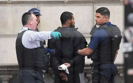 Hombre armado con cuchillo en Parlamento británico (Reuters)