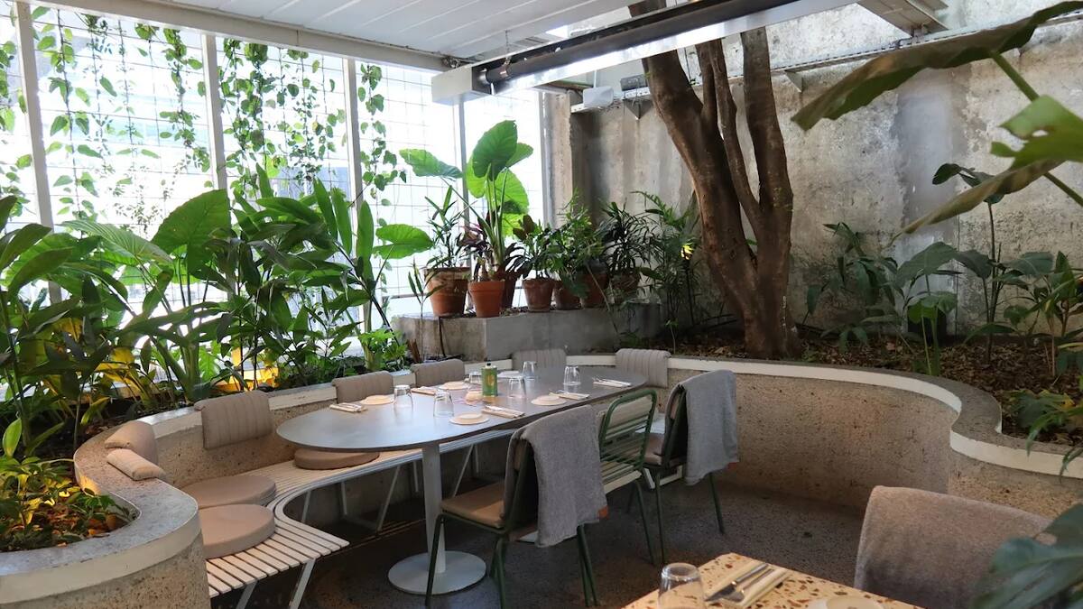 El restaurante con jardín gigante que es furor en CABA.