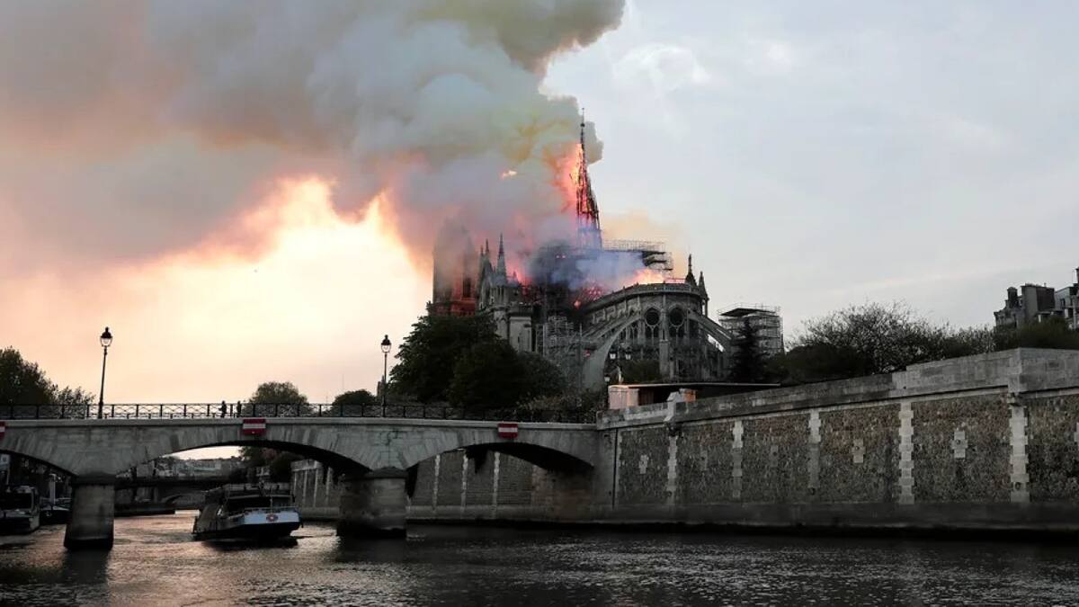 La aguja de la catedral de Notre Dame en llamas. Foto: EFE