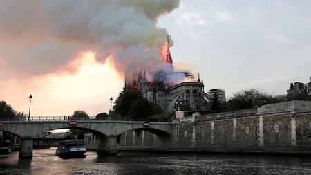 La aguja de la catedral de Notre Dame en llamas. Foto: EFE