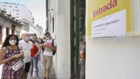 Largas colas para hisoparse en la Ciudad de Buenos Aires. NA.