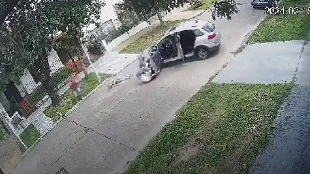 Fingió ayudar a dos jubilados, les robó el auto y los atropelló en la fuga en Merlo. Foto: Captura de video.