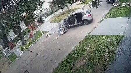 Fingió ayudar a dos jubilados, les robó el auto y los atropelló en la fuga en Merlo. Foto: Captura de video.