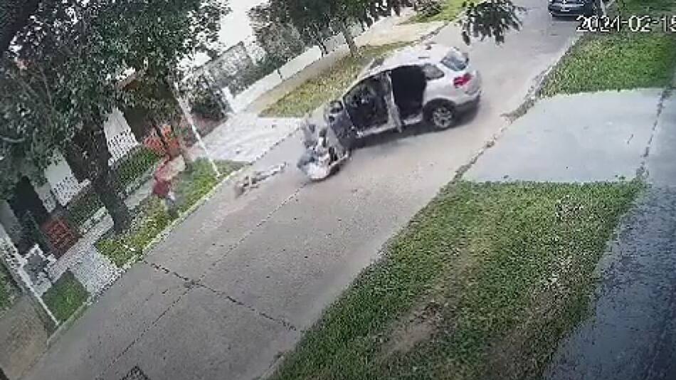 Fingió ayudar a dos jubilados, les robó el auto y los atropelló en la fuga en Merlo. Foto: Captura de video.