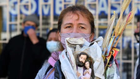 Feligreses en la puerta de la iglesia de San Cayetano. Foto: NA
