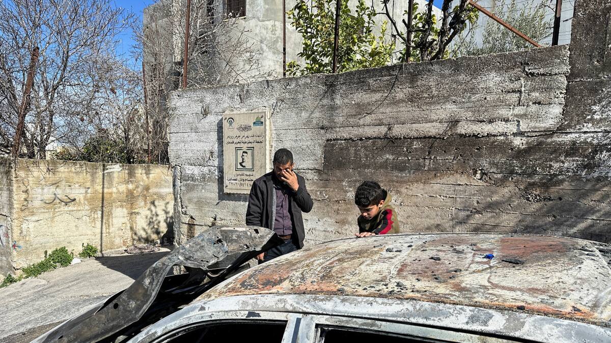 Palestinos revisan un coche dañado tras un ataque de colonos israelíes. Foto: Reuters