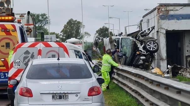Choque fatal en la Autopista Oeste: tres mujeres murieron tras impactar contra una cabina de peaje