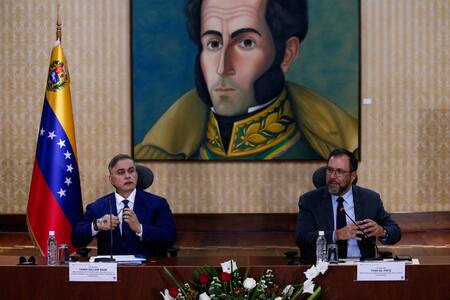 Tarek William Saab (izquierda) e Yván Gil (derecha); Venezuela. Foto: Reuters.