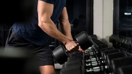 Fitness después de los 50: la “caminata del granjero”, el ejercicio perfecto para la tercera edad