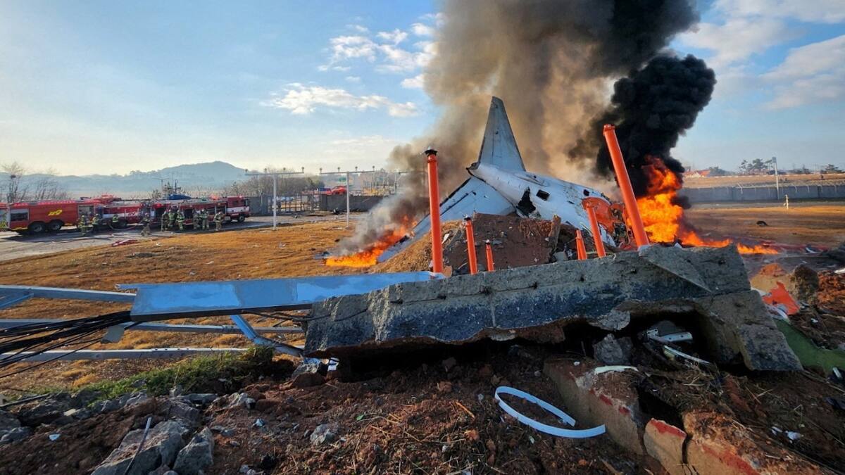 Los restos que dejó el accidente aéreo en Corea del Sur. Foto: Reuters.