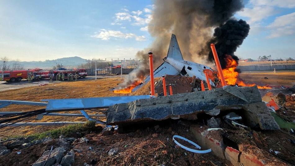 Los restos que dejó el accidente aéreo en Corea del Sur. Foto: Reuters.