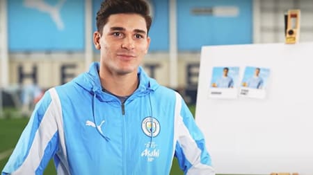 Julián Álvarez participó de un divertido ping-pong en Manchester City. Foto: captura de video.