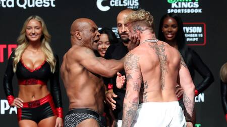 Cachetazo de Mike Tyson a Jake Paul en la previa a la pelea. Foto: REUTERS.