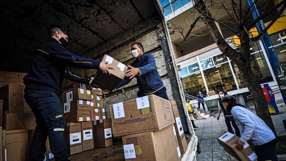 Distribución de urnas para las elecciones