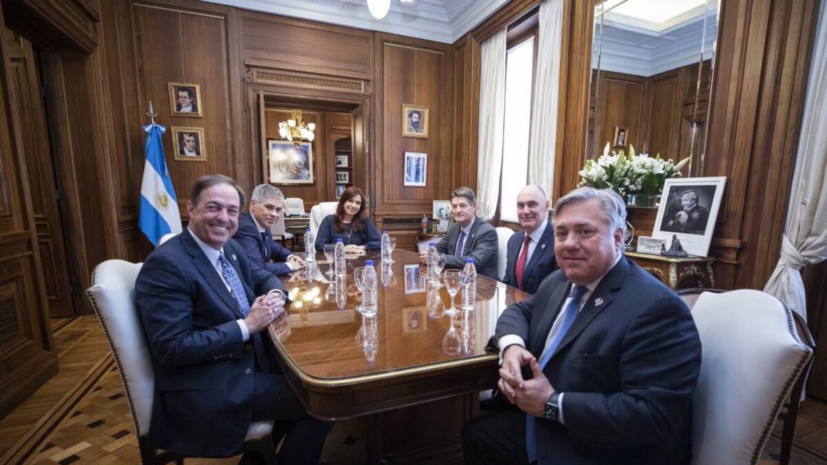 Cristina Fernández y presidente de YPF. Foto: Twitter @CFKArgentina
