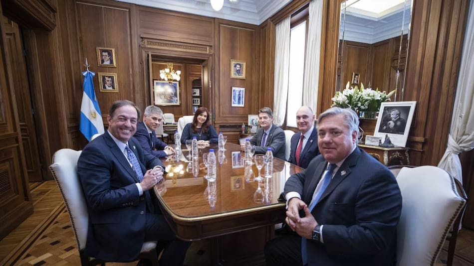 Cristina Fernández y presidente de YPF. Foto: Twitter @CFKArgentina