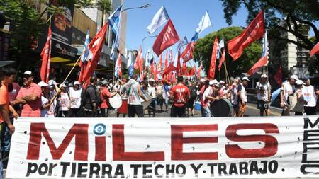 Organizaciones sociales marchan hacia Comodoro Py. Foto: Télam.