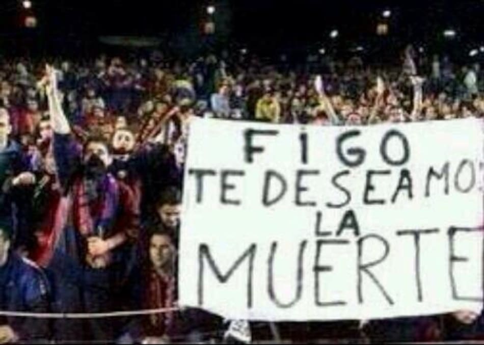 Mensajes contra Figo en el Camp Nou. Foto: @esther_ayuso.