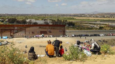 Migrantes en la frontera entre México y Estados Unidos. Foto: EFE.
