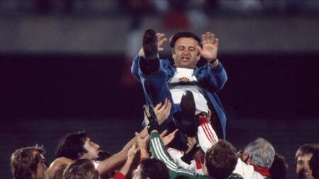 Jozef Venglos festeja con los jugadores tras el triunfo de Checoslovaquia. Foto: UEFA