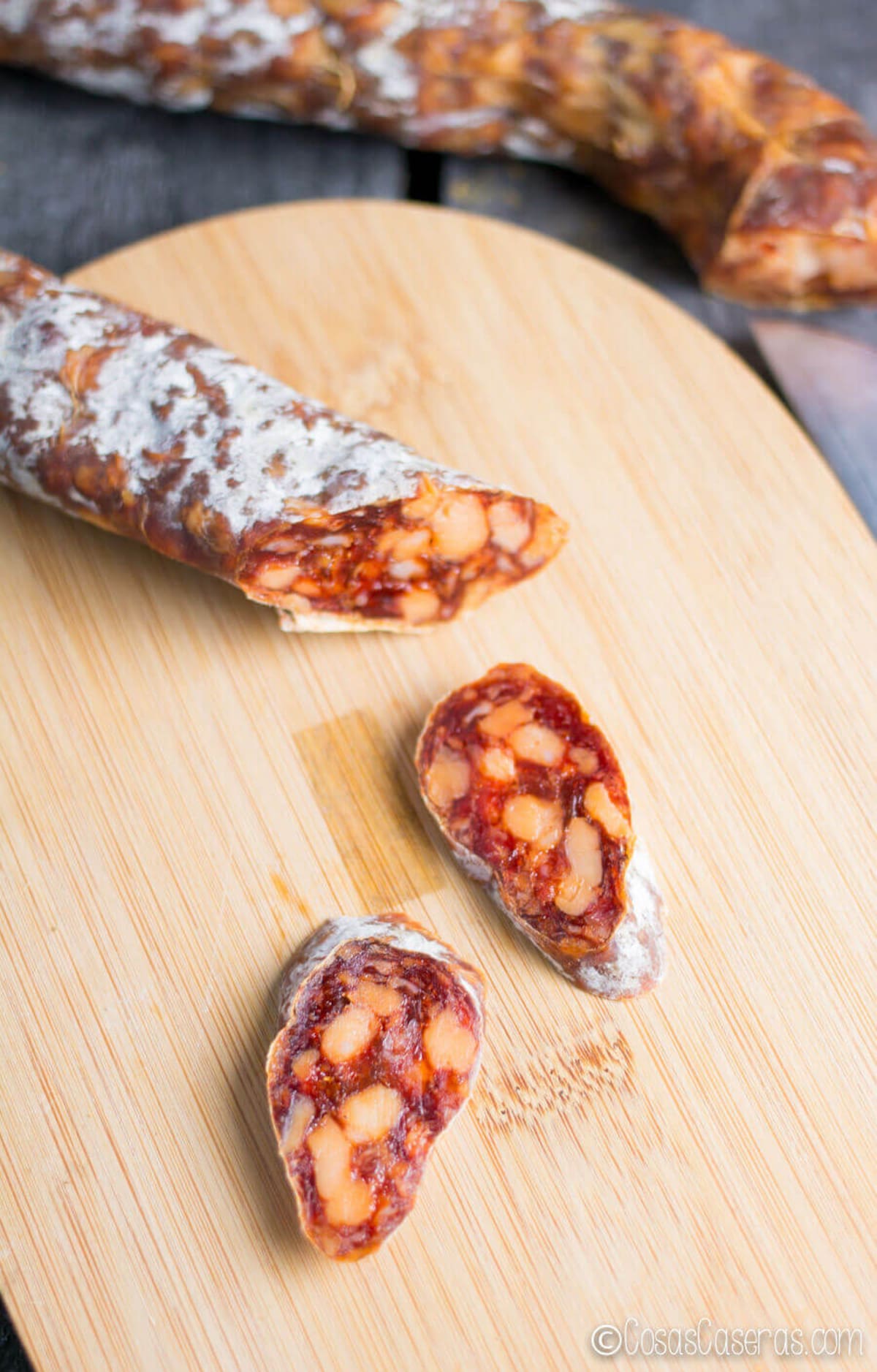 Chorizo seco artesanal elaborado con técnicas tradicionales de la gastronomía rural argentina.