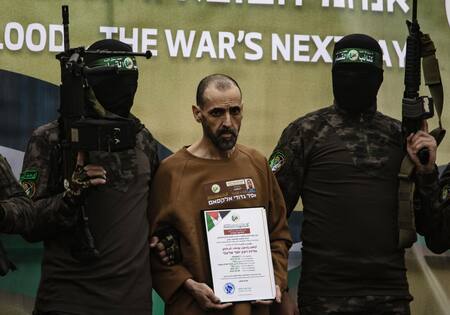 Liberación de rehenes israelíes por parte de Hamas en el centro de Gaza. Foto: EFE.