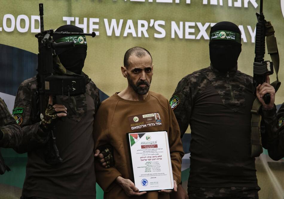 Liberación de rehenes israelíes por parte de Hamas en el centro de Gaza. Foto: EFE.