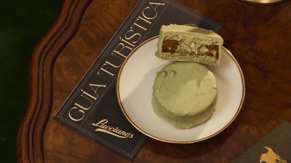 Lucciano's lanza alfajores y conitos de pistacho.