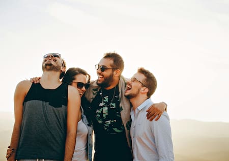 Amigos, amistad, primavera, verano. Foto: Pexels.