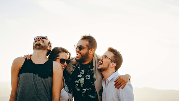 Buena compañía y risas aseguradas: los 3 signos más divertidos del zodiaco, según la inteligencia artificial