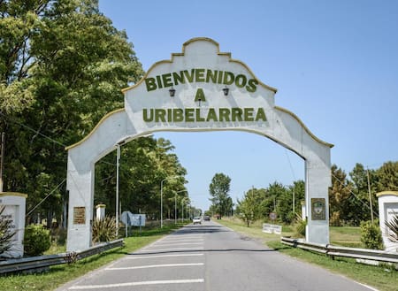 Uribelarrea, pueblo en la Provincia, entrada al pueblo, turismo