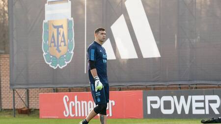 "Dibu" Martínez se prepara para el arranque de las Eliminatorias. Foto: Instagram @emi_martinez26.