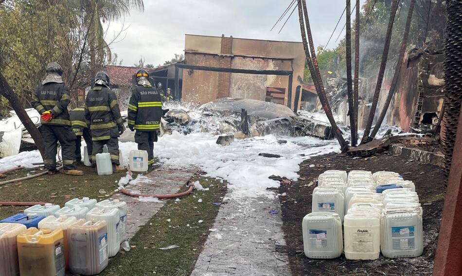 Autoridades trabajan en la zona del accidente aéreo en San Pablo, Brasil. Foto: Reuters