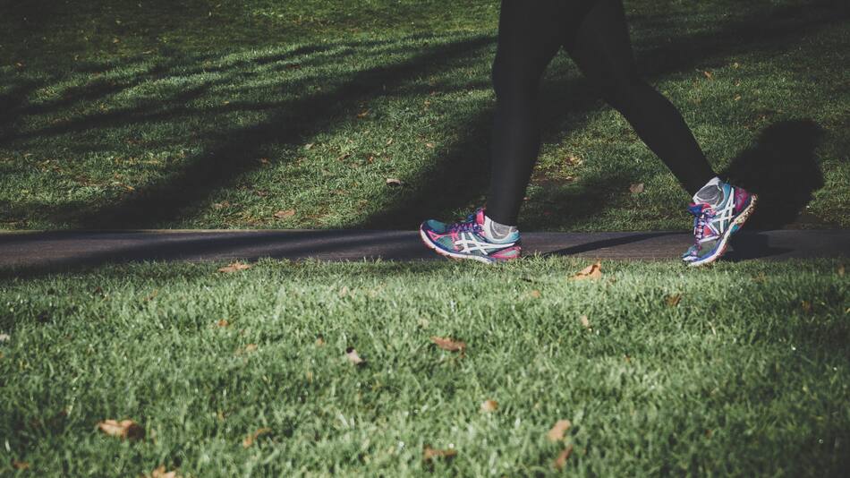 Caminar disminuye el riesgo de muerte. Foto: Unsplash.