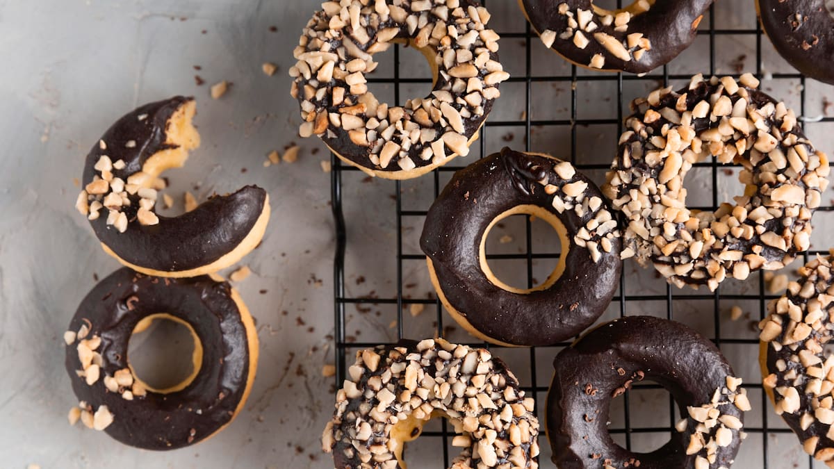 Donas caseras con avena y chocolate: la receta sin horno para complacer tus antojos dulces de forma saludable