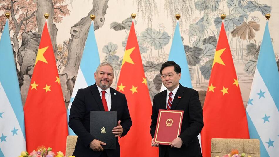 El canciller chino y el canciller hondureño. Foto: Reuters.