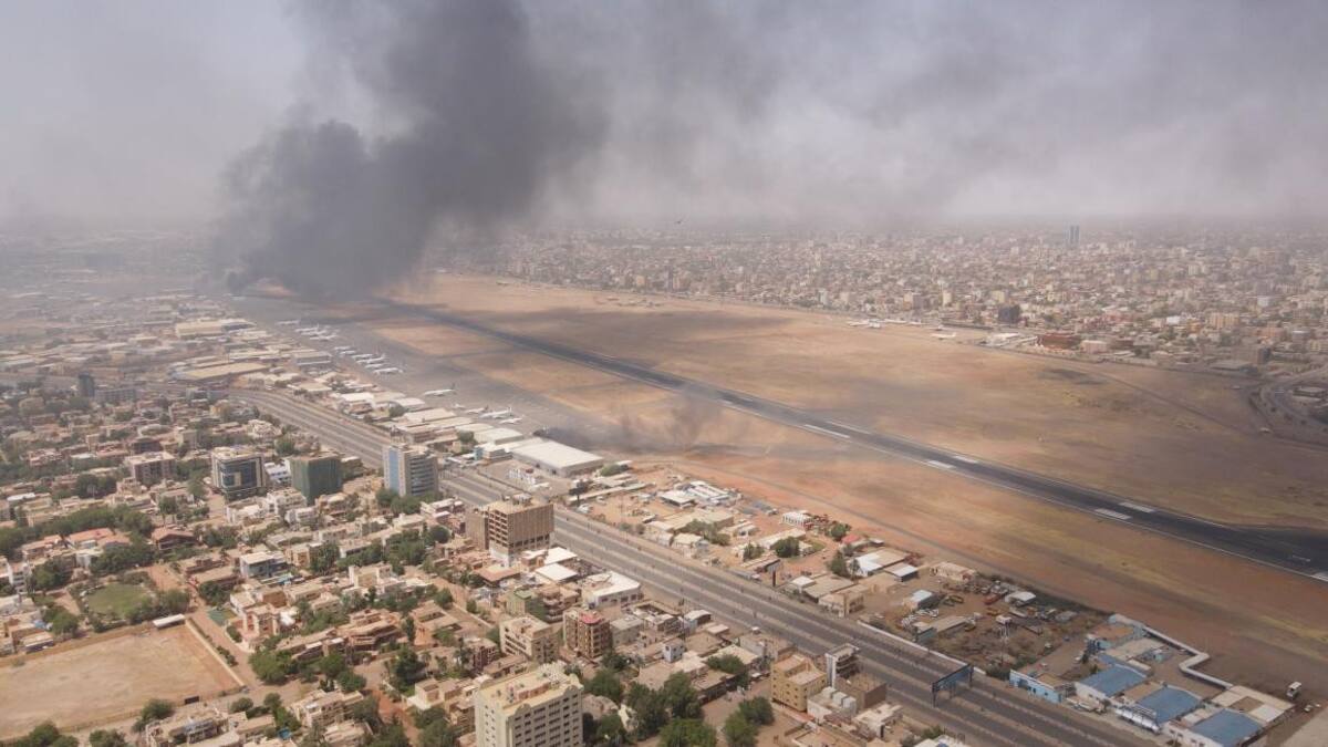 Humo en Jartum, enfrentamientos en Sudán. Foto: Reuters.
